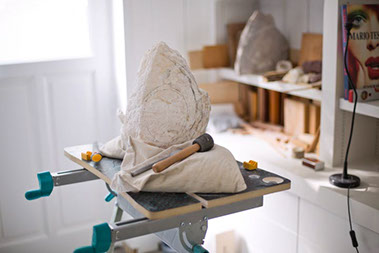 Chloe Desrousseaux, Atelier matiere, Entendre MATIERE parler, transparence albatre, cire rouge, ecorce bouleau, sculpture ecorce, sculpture