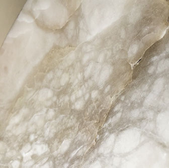 Chloe Desrousseaux, Atelier, matiere, Entendre MATIERE parler, transparence albatre, cire rouge, ecorce bouleau, sculpture, pierre, bronze