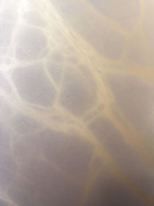 Chloe Desrousseaux, Atelier, matiere, Entendre MATIERE parler, transparence albatre, cire rouge, ecorce bouleau, sculpture, pierre, bronze