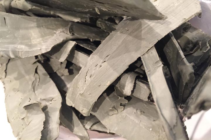 Chloe Desrousseaux, Atelier matiere, Entendre MATIERE parler, transparence albatre, cire rouge, ecorce bouleau, sculpture ecorce, sculpture