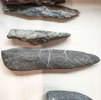 Chloe Desrousseaux, Atelier, matiere, Entendre MATIERE parler, transparence albatre, cire rouge, ecorce bouleau, sculpture, pierre, bronze