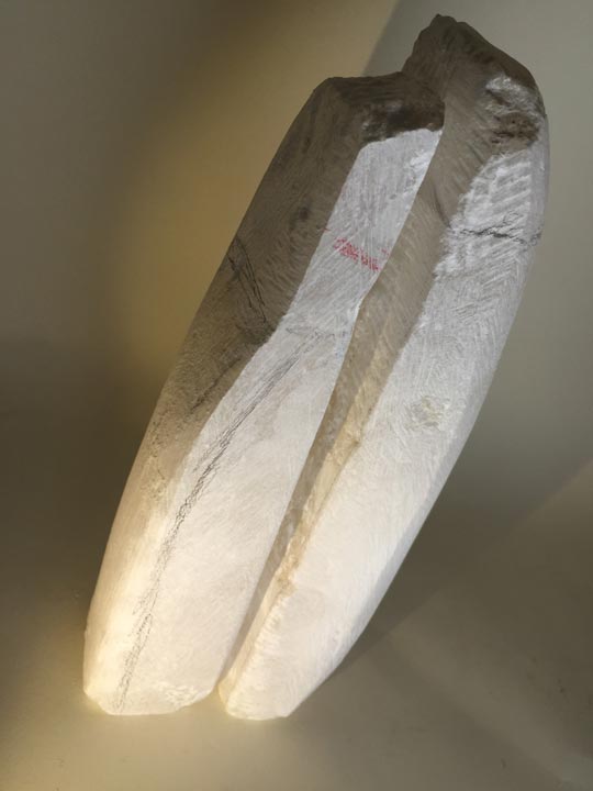 Chloe Desrousseaux, Atelier, matiere, Entendre MATIERE parler, transparence albatre, cire rouge, ecorce bouleau, sculpture, pierre, bronze