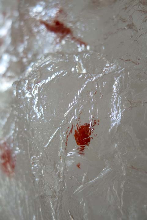 Chloe Desrousseaux, Atelier, matiere, Entendre MATIERE parler, transparence albatre, cire rouge, ecorce bouleau, sculpture, pierre, bronze