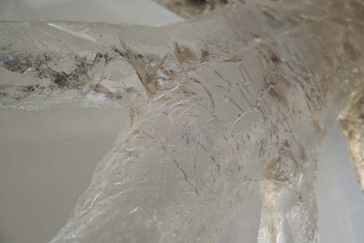 Chloe Desrousseaux, Atelier, matiere, Entendre MATIERE parler, transparence albatre, cire rouge, ecorce bouleau, sculpture, pierre, bronze