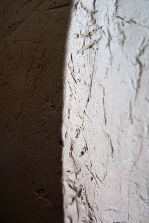 Chloe Desrousseaux, Atelier, matiere, Entendre MATIERE parler, transparence albatre, cire rouge, ecorce bouleau, sculpture, pierre, bronze