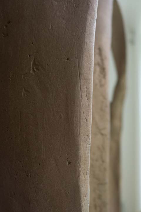 Chloe Desrousseaux, Atelier, matiere, Entendre MATIERE parler, transparence albatre, cire rouge, ecorce bouleau, sculpture, pierre, bronze