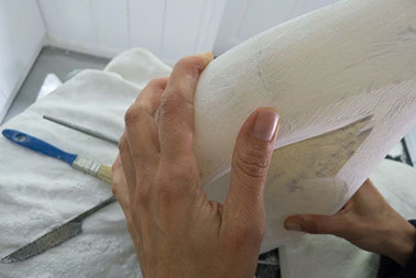 Chloe Desrousseaux, Atelier matiere, Entendre MATIERE parler, transparence albatre, cire rouge, ecorce bouleau, sculpture ecorce, sculpture