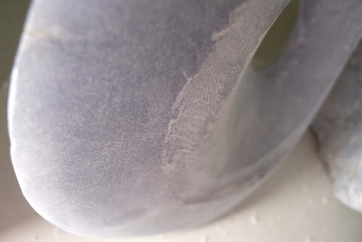 Chloe Desrousseaux, Atelier, matiere, Entendre MATIERE parler, transparence albatre, cire rouge, ecorce bouleau, sculpture, pierre, bronze