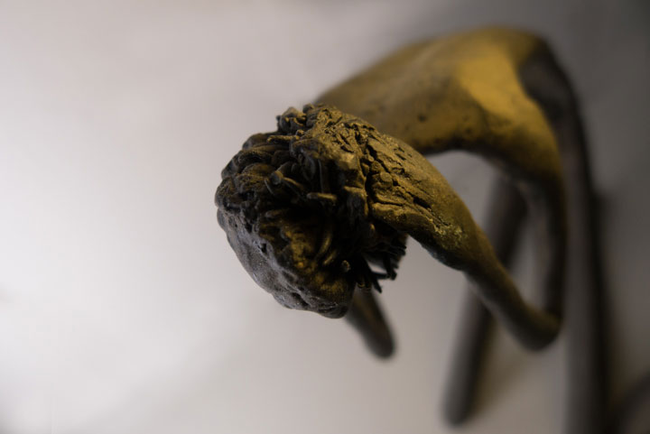 Chloe desrousseaux, Stabat Mater, Sculpture Bronze, Douleur de femme, douleur de mere, sculpture douleur, sculpture femme, sculpture mere enfant