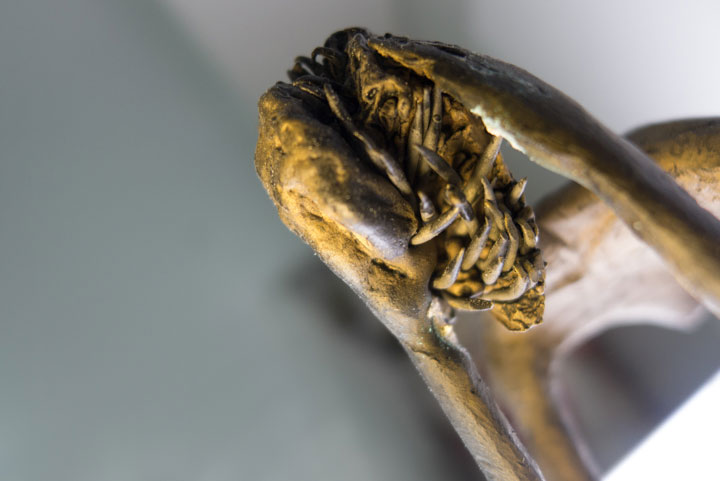 Chloe desrousseaux, Stabat Mater, Sculpture Bronze, Douleur de femme, douleur de mere, sculpture douleur, sculpture femme, sculpture mere enfant