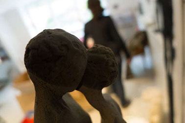 Chloe Desrousseaux, Atelier matiere, Entendre MATIERE parler, transparence albatre, cire rouge, ecorce bouleau, sculpture ecorce, sculpture