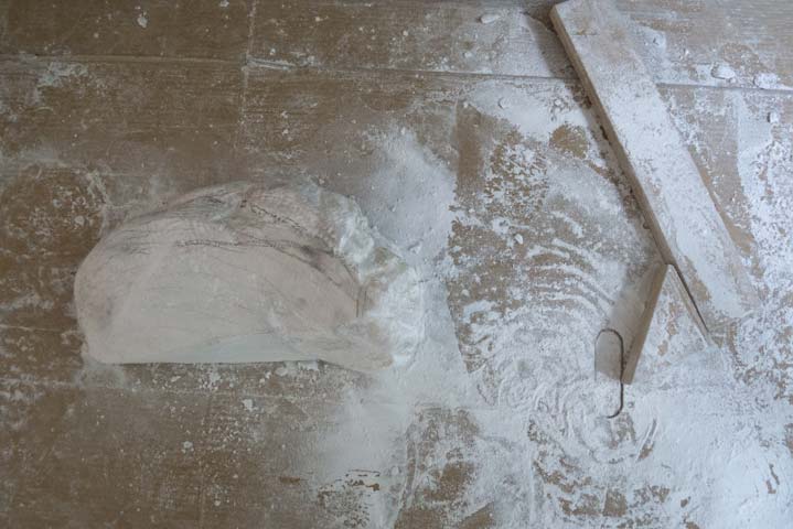 Chloe Desrousseaux, Atelier, matiere, Sculpture, Entendre MATIERE parler, transparence albatre, cire rouge, ecorce bouleau, sculpture ecorce