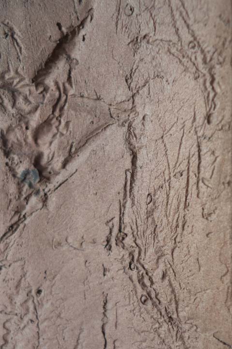 Chloe Desrousseaux, Atelier, matiere, Entendre MATIERE parler, transparence albatre, cire rouge, ecorce bouleau, sculpture, pierre, bronze