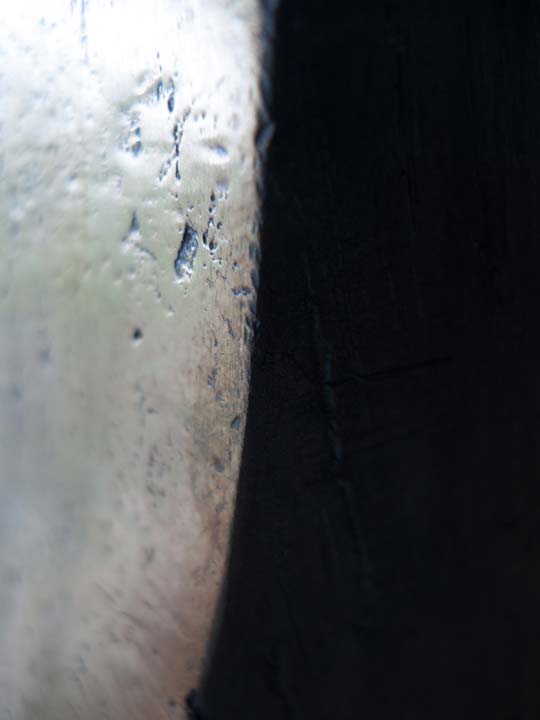 Chloe Desrousseaux, Atelier, matiere, Entendre MATIERE parler, transparence albatre, cire rouge, ecorce bouleau, sculpture, pierre, bronze