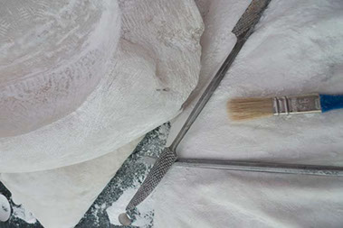 Chloe Desrousseaux, Atelier, matiere, Sculpture, Entendre MATIERE parler, transparence albatre, cire rouge, ecorce bouleau, sculpture ecorce