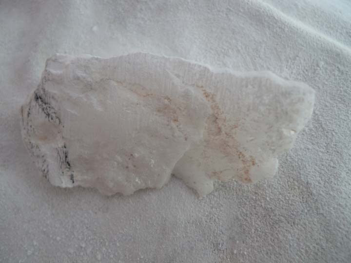 Chloe Desrousseaux, Atelier, matiere, Entendre MATIERE parler, transparence albatre, cire rouge, ecorce bouleau, sculpture, pierre, bronze