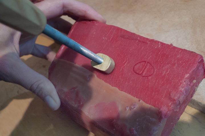 Chloe Desrousseaux, Atelier, matiere, Sculpture, Entendre MATIERE parler, transparence albatre, cire rouge, ecorce bouleau, sculpture ecorce