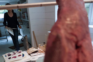 Chloe Desrousseaux, Atelier, matiere, Sculpture, Entendre MATIERE parler, transparence albatre, cire rouge, ecorce bouleau, sculpture ecorce