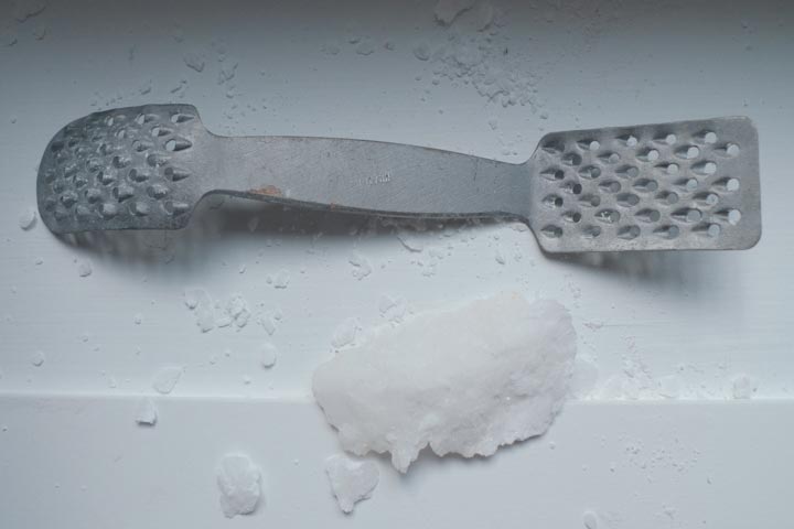 Chloe Desrousseaux, Atelier, matiere, Sculpture, Entendre MATIERE parler, transparence albatre, cire rouge, ecorce bouleau, sculpture ecorce