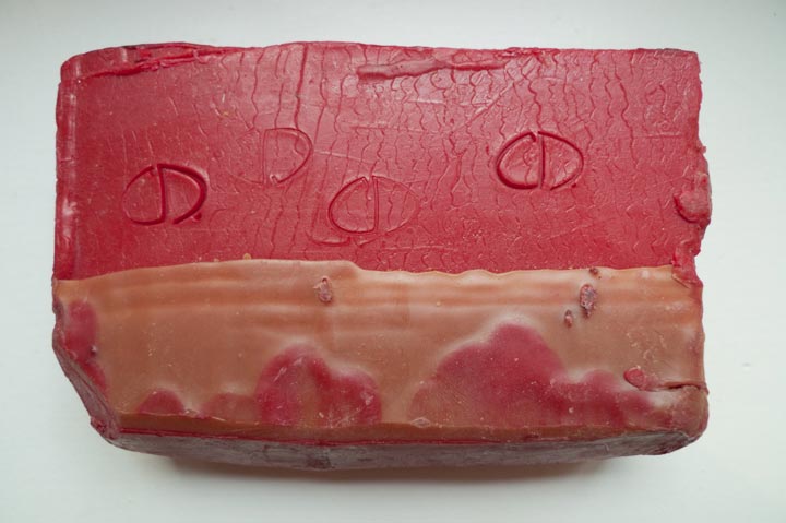 Chloe Desrousseaux, Atelier, matiere, Sculpture, Entendre MATIERE parler, transparence albatre, cire rouge, ecorce bouleau, sculpture ecorce