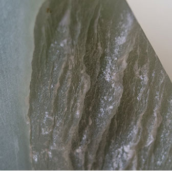 Chloe Desrousseaux, Atelier, matiere, Entendre MATIERE parler, transparence albatre, cire rouge, ecorce bouleau, sculpture, pierre, bronze