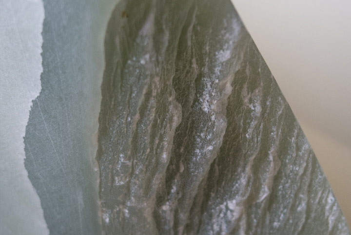 Chloe Desrousseaux, Atelier, matiere, Entendre MATIERE parler, transparence albatre, cire rouge, ecorce bouleau, sculpture, pierre, bronze