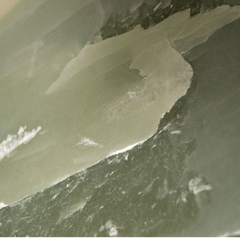 Chloe Desrousseaux, Atelier, matiere, Entendre MATIERE parler, transparence albatre, cire rouge, ecorce bouleau, sculpture, pierre, bronze