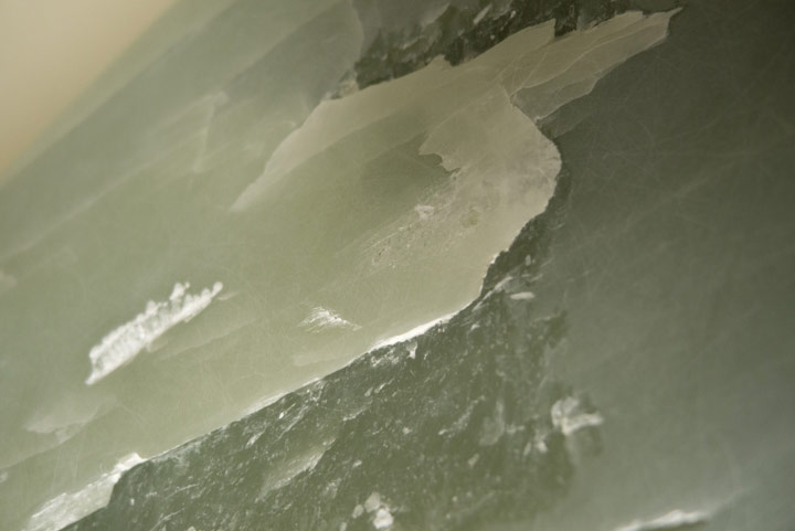 Chloe Desrousseaux, Atelier, matiere, Entendre MATIERE parler, transparence albatre, cire rouge, ecorce bouleau, sculpture, pierre, bronze