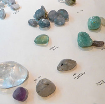 Chloe Desrousseaux, Atelier, matiere, Entendre MATIERE parler, transparence albatre, cire rouge, ecorce bouleau, sculpture, pierre, bronze