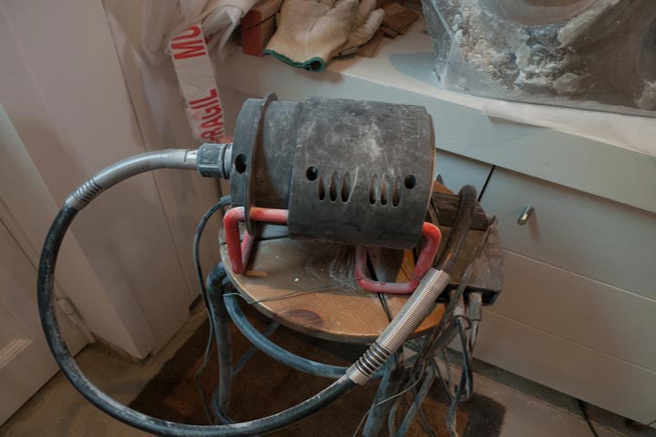 Chloe Desrousseaux, Atelier matiere, Entendre MATIERE parler, transparence albatre, cire rouge, ecorce bouleau, sculpture ecorce, sculpture