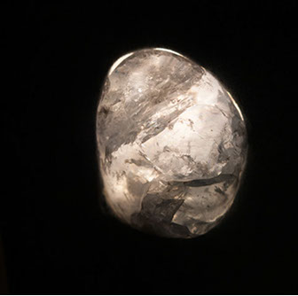 Chloe Desrousseaux, Atelier, matiere, Entendre MATIERE parler, transparence albatre, cire rouge, ecorce bouleau, sculpture, pierre, bronze