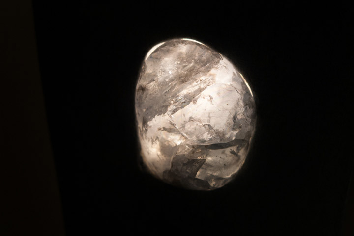 Chloe Desrousseaux, Atelier, matiere, Entendre MATIERE parler, transparence albatre, cire rouge, ecorce bouleau, sculpture, pierre, bronze