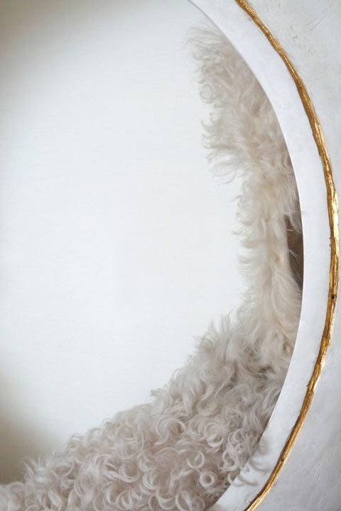 Chloe desrousseaux, toison d’or, sculpture plâtre, peau de mouton, peau, sculpture peau, toison femme, or plâtre, douceur sculpture, sculpture