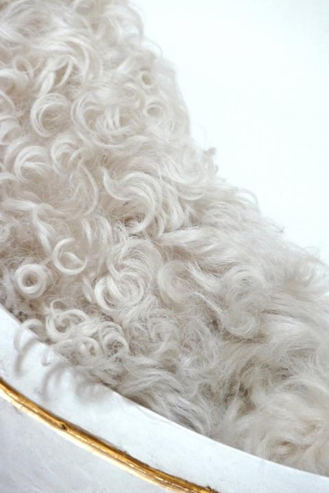 Chloe desrousseaux, toison d’or, sculpture plâtre, peau de mouton, peau, sculpture peau, toison femme, or plâtre, douceur sculpture, sculpture